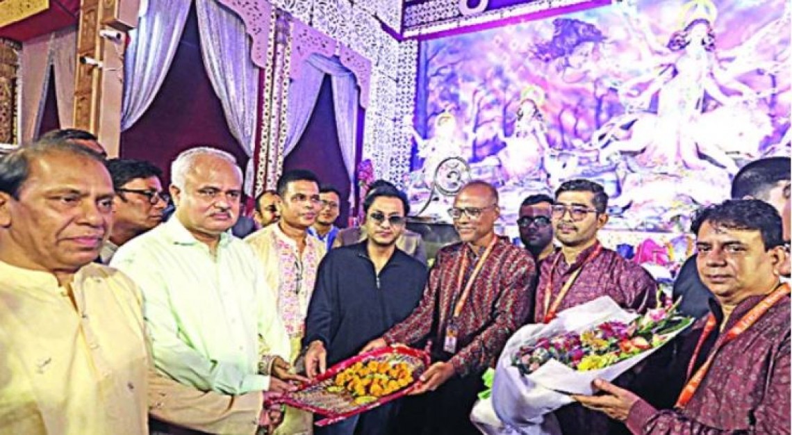 মন্ডপ পরিদর্শন করলেন বসুন্ধরা গ্রুপের ব্যবস্থাপনা পরিচালক
